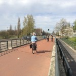 2015-04-24 – StädteRegion Aachen - “Komfortabel, schnell und sicher.” Beim Rijn-Waalpad Radschnellweg handelt es sich in weiten Teilen um einen Zweirichtungsradweg – hier neben einer vielbefahrenen Straße.