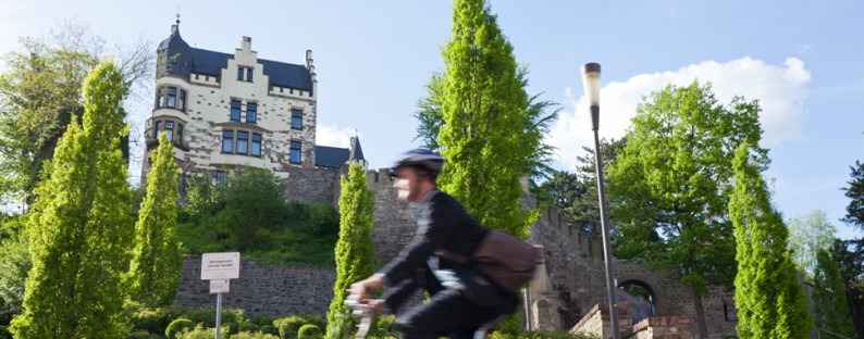 Radfahrer vor Burg Herzogenrath