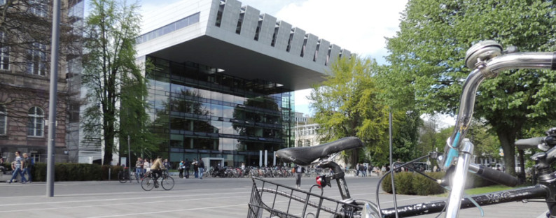 Fahrrad vor RWTH Aachen Super C