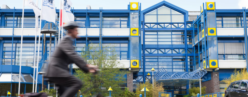 Radfahrer vor Technologiepark Herzogenrath